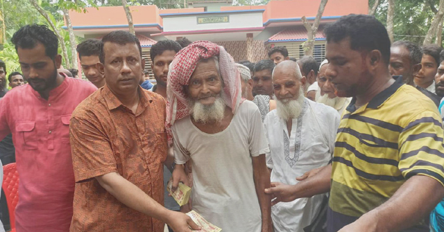 লালমোহনে ৫ শতাধিক পরিবারের মাঝে নগদ অর্থ বিতরণ