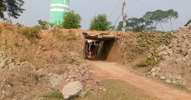 আমতলীতে ইটভাটার রাস্তার জন্য বেড়ি বাঁধ কেটে সুড়ঙ্গ পথ
