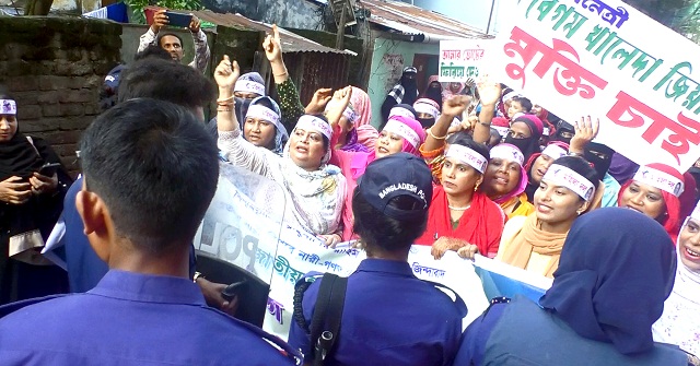  ঝালকাঠিতে মহিলা দলের প্রতিষ্ঠাবার্ষিকীর র‌্যালিতে পুলিশের বাধা