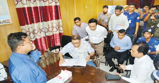 বরিশাল জেনারেল হাসপাতাল পরিদর্শনকালে স্বাস্থ্যমন্ত্রীর অ্যাকশন, একজনকে ক্লোজড