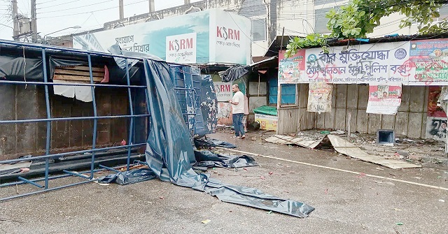 বরিশালে পুলিশ বক্স ও পিকআপ ভাঙচুর