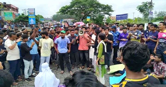 কোটা বাতিলের দাবিতে কাফন পরে ববি শিক্ষার্থীদের মহাসড়ক অবরোধ