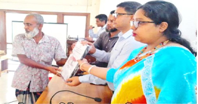 বানারীপাড়ায় ভৃমিহীন-গৃহহীনদের মাঝে দলিল হস্তান্তর 