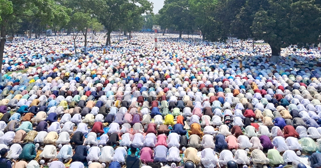 ৩ ধাপের গুলির আওয়াজে শোলাকিয়ায় ঈদের নামাজ