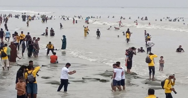 কুয়াকাটায় হাজারো পর্যটকদের ভিড়