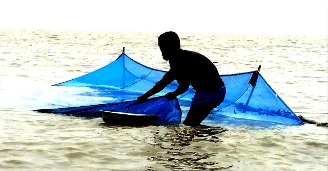 ভোলার মেঘনা-তেঁতুলিয়ায় অবাধে বাগদা শিকার