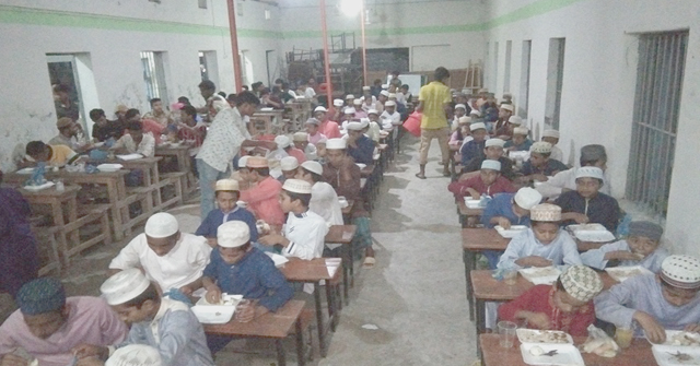 আমতলীতে হাত খরচের টাকা জমিয়ে এতিম শিশুদের ইফতার করালেন এসএসসি পরীক্ষার্থী