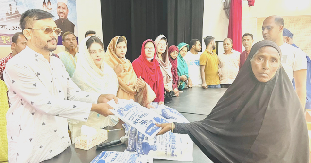 লালমোহনে এক হাজার পরিবারকে ঈদ উপহার দিলেন এমপি শাওন