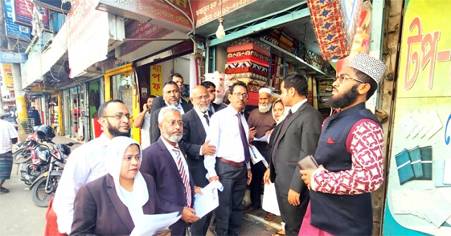 চড় মারার পর জোর করে কলা খাইয়ে দিল আ.লীগ নেতা