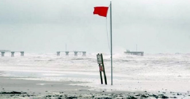 সাগরে ঘূর্ণিঝড় ‘মানদৌস’, বন্দরে দুই নম্বর সংকেত