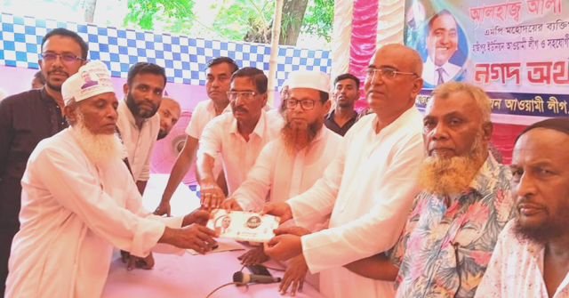 ভোলায় এমপি মুকুলের নগদ অর্থ বিতরণ