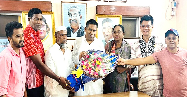 বরিশাল সিটির সাবেক মেয়রের সাথে পৌর মেয়রের শুভেচ্ছা বিনিমিয়