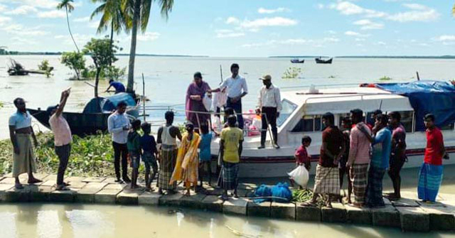  মঠবাড়িয়ায় ঘূর্ণিঝড় সিত্রাংয়ে পানিবন্ধী মানুষের মাঝে শুকনো খাবার বিতরণ  