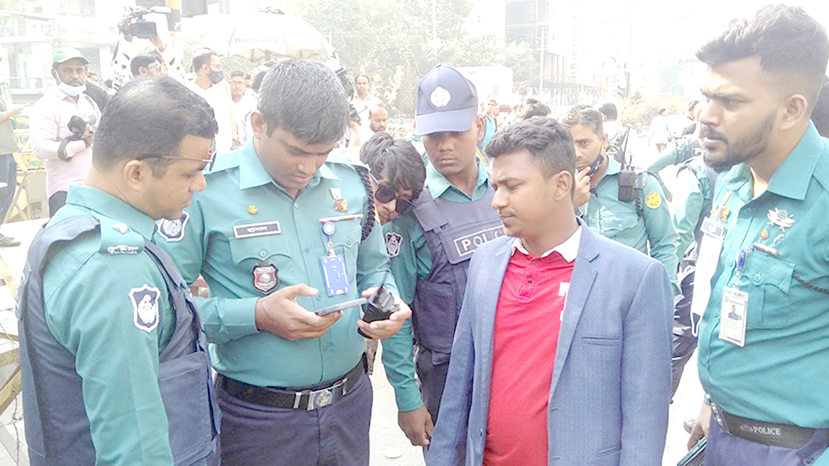অভিযোগ ছাড়া মোবাইল চেক করতে পারবে না পুলিশ