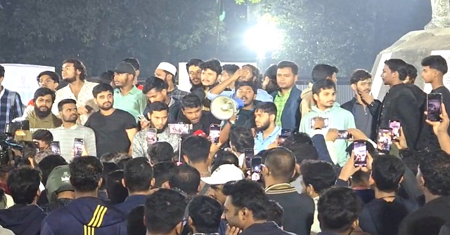 হাদির মৃত্যু: শাহবাগে অবস্থান নিলেন জুলাই মঞ্চের কর্মী-সমর্থকরা