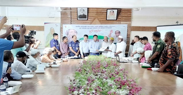 হিজলায় গৃহহীন ৩০ পরিবারের মাঝে দলিল হস্তান্তর 