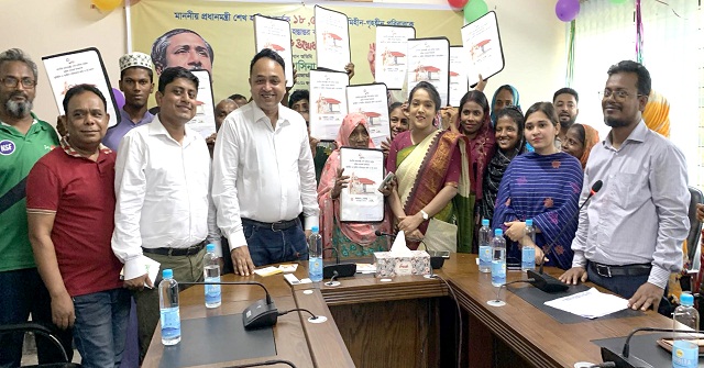  আগৈলঝাড়ায় পঞ্চম পর্যায় ভূমি ও গৃহহীনদের মাঝে ঘর ও জমির দলিল হস্তান্তর 