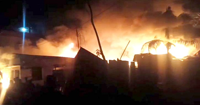 বাকেরগঞ্জে আগুনে ১৪ দোকান-ঘর পুড়ে ছাই