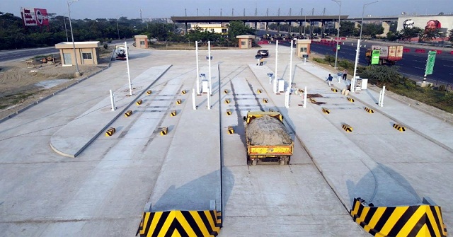 টোল দিয়ে পদ্মা সেতু পার হলো গাড়ি