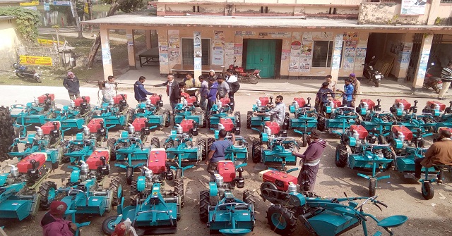 মঠবাড়িয়ায় ৭১০ জেলে পরিবারের মাঝে চাল বিতরণ