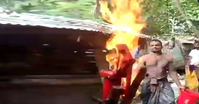 টিউবওয়েলের মাথায় জ্বলছে আগুন! 