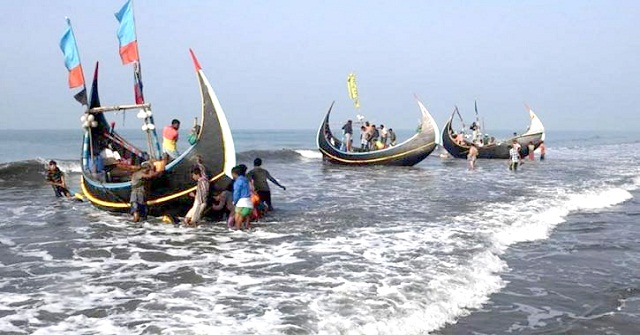 মাছ ধরা নৌকা-ট্রলারকে শনিবার সকাল পর্যন্ত নিরাপদে থাকার নির্দেশনা