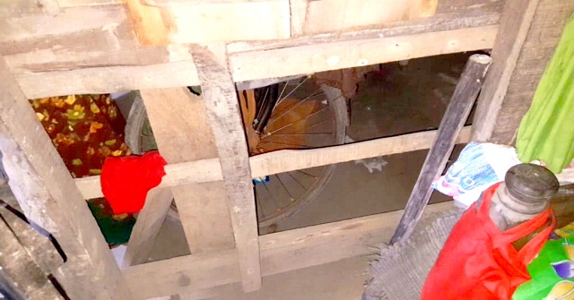 রাজাপুরে দিনমজুরের পরিবারকে অবরুদ্ধ করে রেখেছে কিশোর গ্যাং!