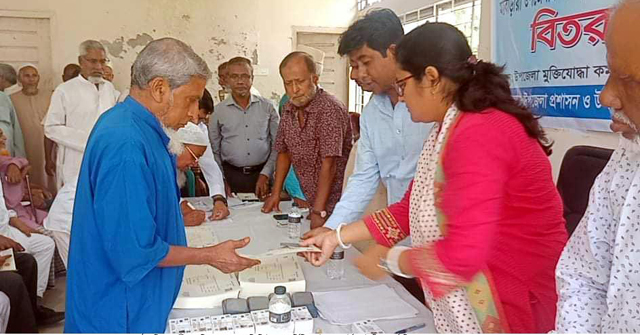 মঠবাড়িয়ায় মুক্তিযোদ্ধাদের ডিজিটাল সার্টিফিকেট ও স্মার্ট আইডি কার্ড বিতরণ 