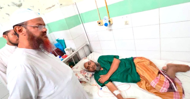  সাংবাদিক এম. মিরাজকে হাসপাতালে দেখতে গেলেন মুফতি ফয়জুল করিম