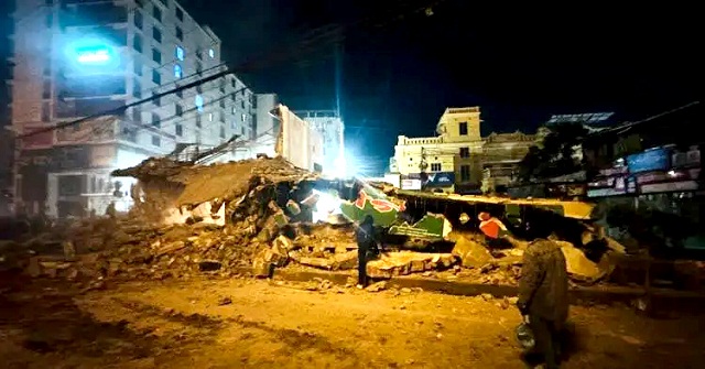 রাজশাহীতে গুঁড়িয়ে দেওয়া হলো আওয়ামী লীগের কার্যালয়