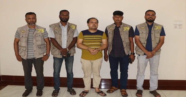 সরকারি ঊর্ধ্বতন কর্মকর্তাদের পরিচয়ে প্রতারণা, যুবক গ্রেপ্তার