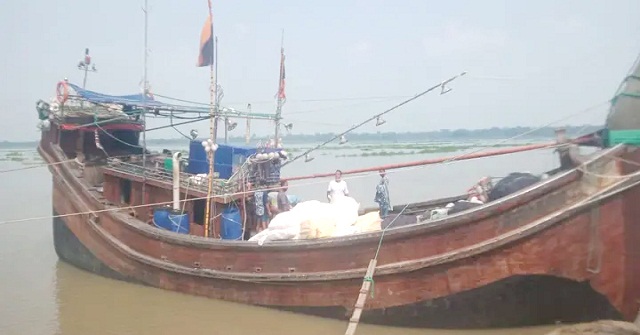 পিরোজপুরে বিপুল পরিমাণ ভারতীয় শাড়িসহ ইঞ্জিনবোট আটক