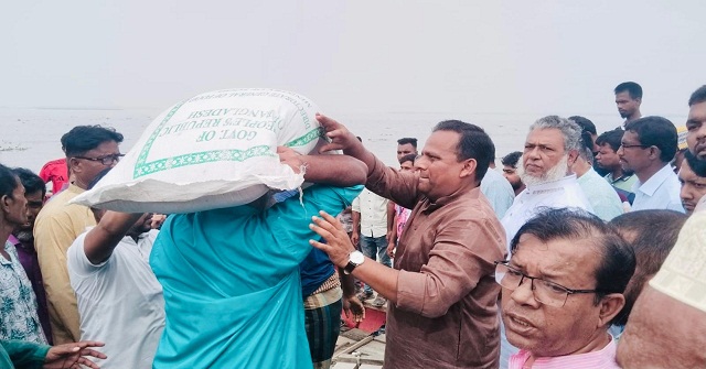 মেহেন্দিগঞ্জে নদী ভাঙ্গন কবলিত মানুষের মাঝে চাউল বিতরণ 