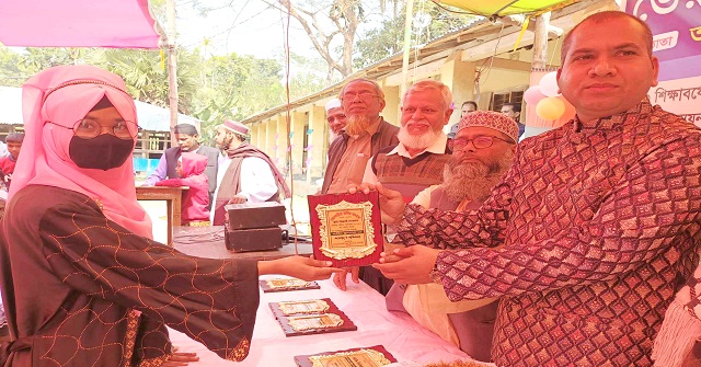 নলছিটিতে শ্রেষ্ঠ শিক্ষক ও মেধাবী শিক্ষার্থীদের পুরস্কার বিতরণ  
