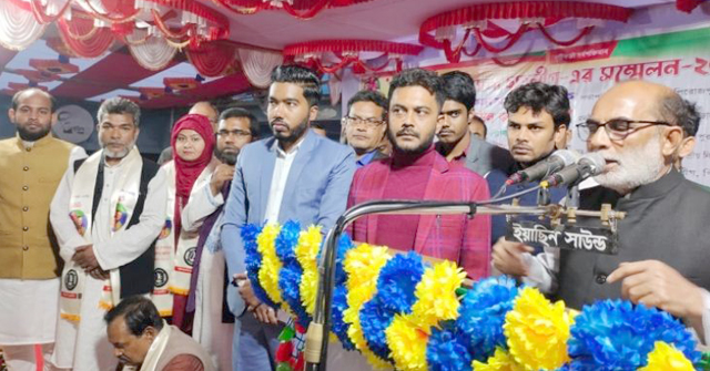 ‘শেখ হাসিনা নতুন বই দেন, খালেদা জিয়া দেন অস্ত্র’ 