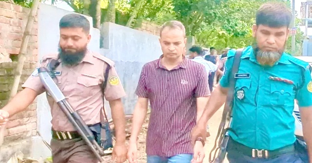 নারীসহ ফ্ল্যাটে সাবেক ওসি, ধরিয়ে দিলেন ‘ষষ্ঠ স্ত্রী’