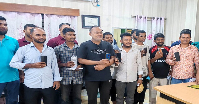 বরিশালে ১৮টি হারানো মোবাইল ফেরত পেলেন মালিকেরা