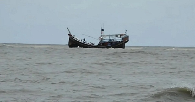 বঙ্গোপসাগরে ট্রলারে ডাকাতি, ৯ জেলে নিখোঁজ