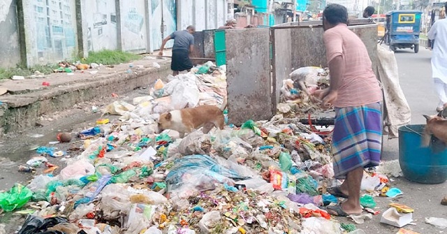 বরিশাল নগরীর গুরুত্বপূর্ণ সড়ক ধরে উম্মুক্ত ময়লা-আবর্জনা