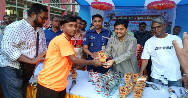 শিকারপুরে ফুটবল টুর্নামেন্ট ফাইনাল খেলা