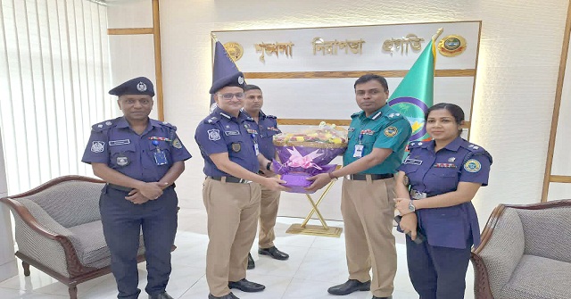 নবাগত বিএমপি পুলিশ কমিশনারকে ফুলেল শুভেচ্ছা