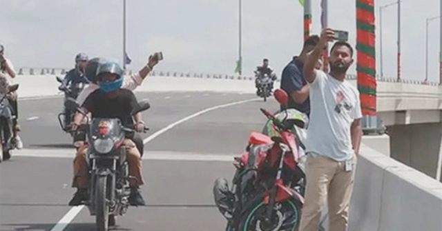 সেলফি তুলে পদ্মা সেতুতে ৯ বাইকার জরিমানার কবলে