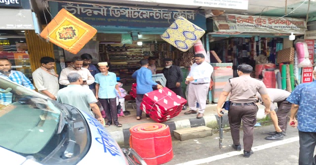  বরিশালে জনসাধারণের চলাচলের পথ দখল, ৩ ব্যক্তিকে অর্থদণ্ড 