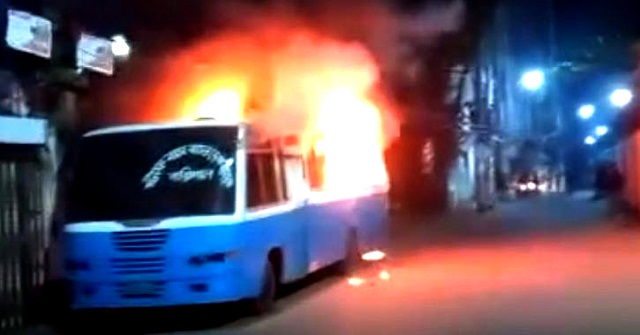 বরিশালে বাংলাদেশ ব্যাংকের স্টাফ বাসে আগুন 