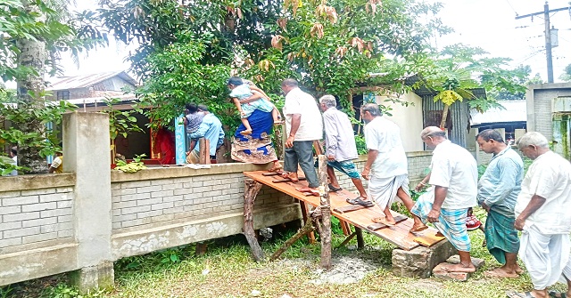 মন্দিরের জমি দখল করে কাঁটাতারের বেড়া, বিপাকে ভক্তরা