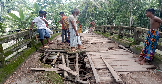 ঝুঁকিপূর্ণ ভাঙা সেতুতে দুই ইউনিয়নের বাসিন্দাদের দুর্ভোগ