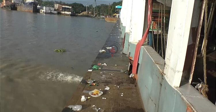 ডাস্টবিনে পরিণত কীর্তনখোলা নদী, দূষিত হচ্ছে পানি