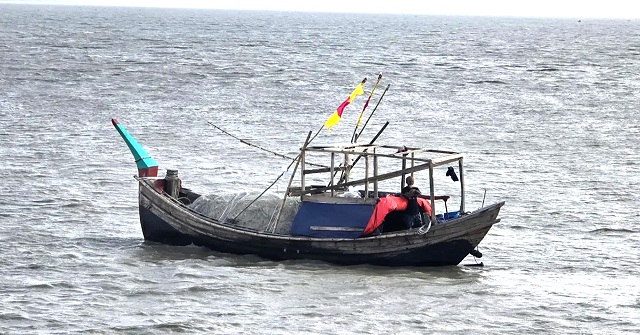 বঙ্গোপসাগরে ৫ দিন ধরে সাগরে ভাসছেন ১৮ জেলে