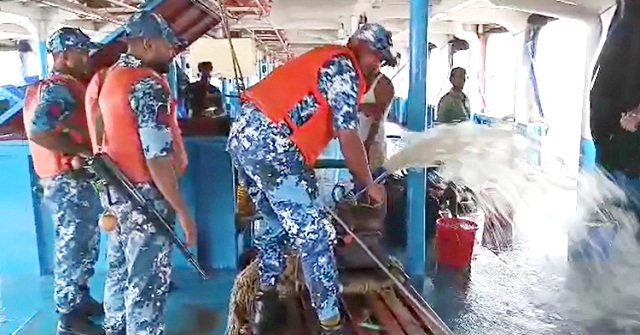 লঞ্চের তলা ফেটে পানি প্রবেশ, নিরাপদে নেওয়া হচ্ছে যাত্রীদের