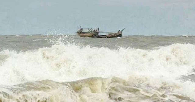 সাগরে ১৪ ঘণ্টা ধরে ডুবচরে আটকা ১৯ জেলে